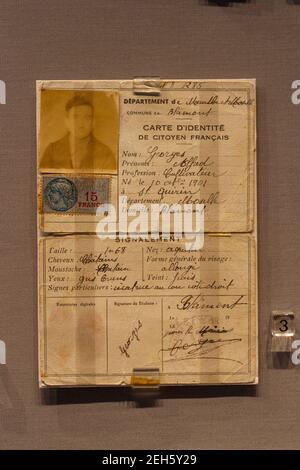 Fake carta d'identità francese fatta nel campo tedesco di Pow per aiutare la fuga di British Pow, nel Museo REME, Lyneham, Wiltshire, Regno Unito. Foto Stock