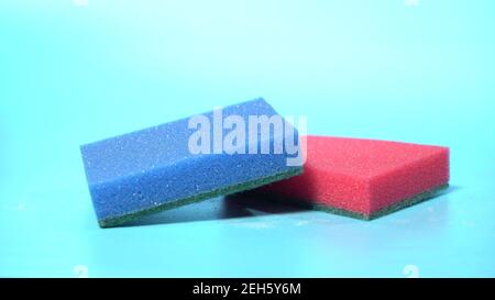 Spugne per lavastoviglie su sfondo blu. Spugne per lavastoviglie multicolore Foto Stock