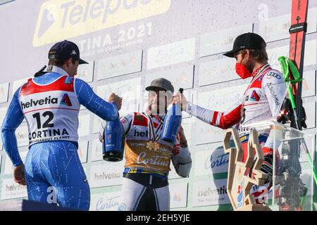 Cortina (BL, Italia. 19 Feb 2021. Cortina (BL), Italia, Labirinti, 19 febbraio 2021, La celebrazione del podio maschile della GS a Cortina d'Ampezzo con Mathieu FAIVRE (fra), Luca de ALIPRANDINI (ITA) e Marco SCHWARZ (AUT) durante i Campionati mondiali DI SCI alpino 2021 FIS - Giant Slalom - uomini - gara di sci alpino Credit: Luca Tedeschi/LPS/ZUMA Wire/Alamy Live News Foto Stock