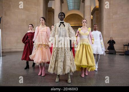 Presentazione DELLA collezione BORA AKSU AW21 per il London Fashion Week Show, Tate Britain, Londra, Regno Unito 19 febbraio 2021 Foto Stock