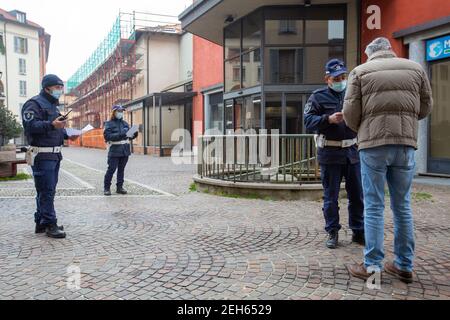 Milano, Italia. 19 Feb 2021. Milano, zona rossa di Bollate, controlli da parte della polizia locale di Milano per imporre il blocco Editorial Usage Only Credit: Independent Photo Agency/Alamy Live News Foto Stock