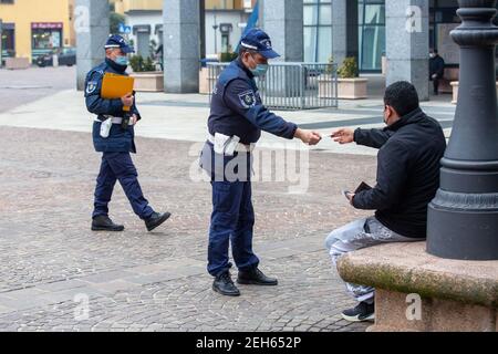 Milano, Italia. 19 Feb 2021. Milano, zona rossa di Bollate, controlli da parte della polizia locale di Milano per imporre il blocco Editorial Usage Only Credit: Independent Photo Agency/Alamy Live News Foto Stock