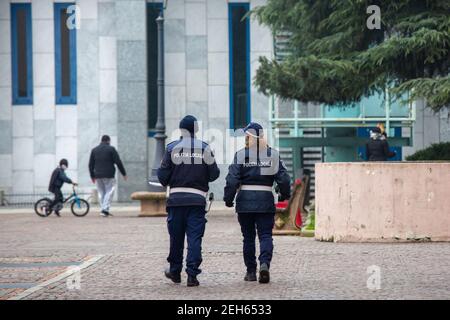Milano, Italia. 19 Feb 2021. Milano, zona rossa di Bollate, controlli da parte della polizia locale di Milano per imporre il blocco Editorial Usage Only Credit: Independent Photo Agency/Alamy Live News Foto Stock