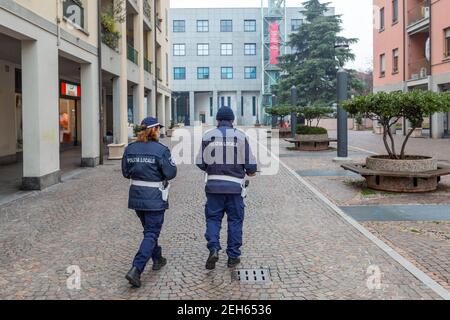 Milano, Italia. 19 Feb 2021. Milano, zona rossa di Bollate, controlli da parte della polizia locale di Milano per imporre il blocco Editorial Usage Only Credit: Independent Photo Agency/Alamy Live News Foto Stock