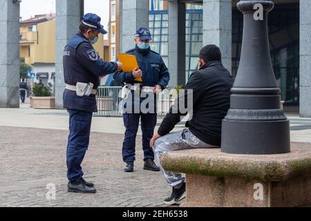 Milano, Italia. 19 Feb 2021. Milano, zona rossa di Bollate, controlli da parte della polizia locale di Milano per imporre il blocco Editorial Usage Only Credit: Independent Photo Agency/Alamy Live News Foto Stock