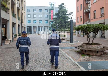 Milano, Italia. 19 Feb 2021. Milano, zona rossa di Bollate, controlli da parte della polizia locale di Milano per imporre il blocco Editorial Usage Only Credit: Independent Photo Agency/Alamy Live News Foto Stock