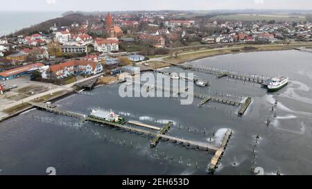 Rerik, Germania. 19 Feb 2021. Il Salzhoff sul Mar Baltico (a sinistra) è ancora saldamente nella morsa del ghiaccio. Lo scongelamento del giorno passato non lo ha ancora colpito. (Foto aerea con un drone/copter) Credit: Bernd Wüstneck/dpa-Zentralbild/ZB/dpa/Alamy Live News Foto Stock