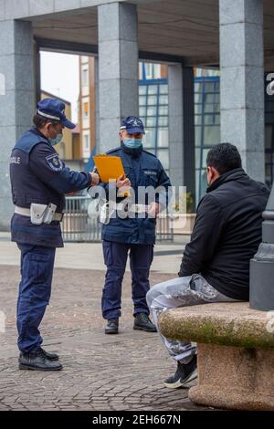 Milano, Italia. 19 Feb 2021. 2/19/2021 - Milano, zona rossa di Bollate, controlli da parte della polizia locale di Milano per imporre il blocco solo utilizzo Editoriale (Foto di IPA/Sipa USA) Credit: Sipa USA/Alamy Live News Foto Stock