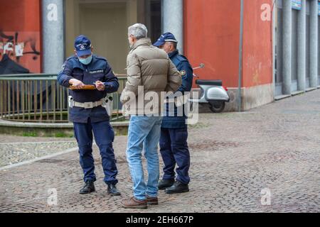 Milano, Italia. 19 Feb 2021. 2/19/2021 - Milano, zona rossa di Bollate, controlli da parte della polizia locale di Milano per imporre il blocco solo utilizzo Editoriale (Foto di IPA/Sipa USA) Credit: Sipa USA/Alamy Live News Foto Stock