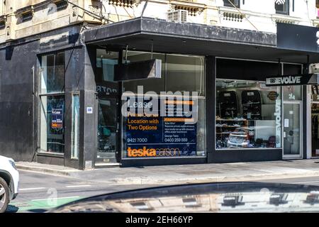 Melbourne, Australia. 18 Feb 2021. Un angolo di vendita al dettaglio che era il minimarket 'EzyMart' con un segno 'per il leasing' nella finestra di un vuoto commerciale al dettaglio di proprietà sul quartiere di Chapel Street. Credit: SOPA Images Limited/Alamy Live News Foto Stock