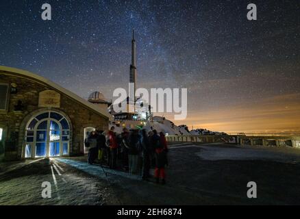 Notte invernale nell'osservatorio Pic du Midi de Bigorre (Midi-Pirenei, Pirenei, Francia) ESP: Noche de invierno en el osservatorio del Pic du Midi Foto Stock