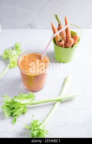 Vista dall'alto di un bicchiere di succo di carote appena spremuto. Foto Stock