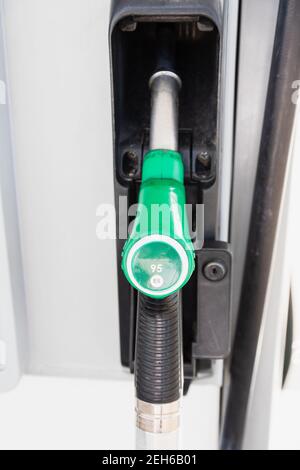 Primo piano della maniglia di una pompa del gas. 95 numero di ottano gas, E5 verde maniglia per alimentare la vettura con gas. Dettagli della stazione di servizio europea Foto Stock