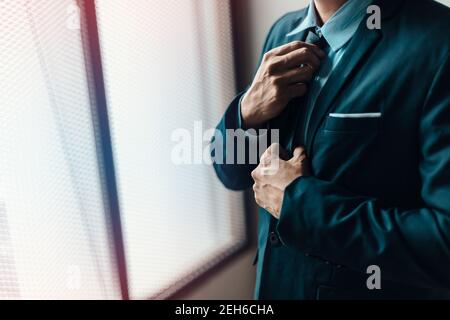 Tuta da lavoro e cravatta regolabile. Foto Stock
