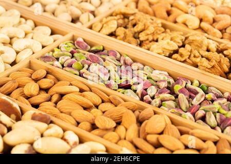 Il mucchio di vari noci nella scatola di legno. Foto Stock