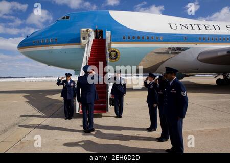 Il presidente Barack Obama è salutato dai membri dell'aeronautica mentre ondeggia dall'aeronautica uno prima di partire dalla base dell'aeronautica di Andrews durante la rotta a Denver, colon., 18 febbraio 2010. Foto Stock