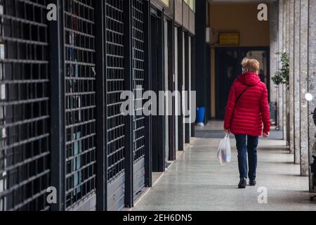 Milano Bollate, Italia. 19 Feb 2021. 2/19/2021 - Milano, zona rossa di Bollate per le varianti inglesi del Covid 19 che si trovano in alcune scuole. Negozi chiusi, strade e piazze completamente deserte. Solo per uso editoriale (Foto di IPA/Sipa USA) credito: Sipa USA/Alamy Live News Foto Stock