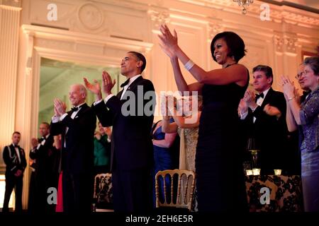 Il presidente Barack Obama e la First Lady Michelle Obama applaudono le prestazioni di Harry Connick Jr. E della Big Band durante la palla dei Governatori nella stanza orientale della Casa Bianca, 21 febbraio 2010. Foto Stock