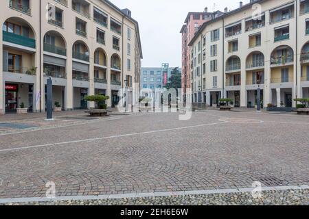 Milano Bollate, Italia. 19 Feb 2021. 2/19/2021 - Milano, zona rossa di Bollate per le varianti inglesi del Covid 19 che si trovano in alcune scuole. Negozi chiusi, strade e piazze completamente deserte. Solo per uso editoriale (Foto di IPA/Sipa USA) credito: Sipa USA/Alamy Live News Foto Stock