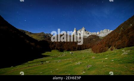 Notte d'autunno ad Aiguilles d'Ansàbere nel Cirque de Lescun (Valle d'Aspe, Pirenei Atlantici, Francia) Foto Stock