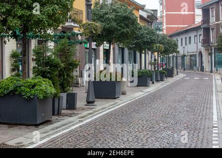 Milano Bollate, Italia. 19 Feb 2021. 2/19/2021 - Milano, zona rossa di Bollate per le varianti inglesi del Covid 19 che si trovano in alcune scuole. Negozi chiusi, strade e piazze completamente deserte. Solo per uso editoriale (Foto di IPA/Sipa USA) credito: Sipa USA/Alamy Live News Foto Stock