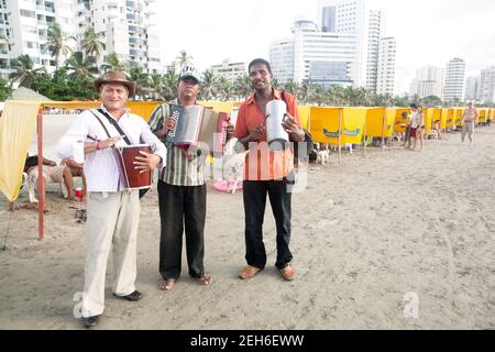 Colombia Cartagena musicisti tradizionali in un gruppo chiamato Conjunto Vallenato suona sulla spiaggia di Bocagrande. Foto Stock