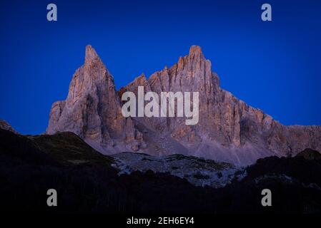 Notte d'autunno ad Aiguilles d'Ansàbere nel Cirque de Lescun (Valle d'Aspe, Pirenei Atlantici, Francia) Foto Stock