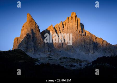 Alba autunnale ad Aiguilles d'Ansàbere nel Cirque de Lescun (Valle d'Aspe, Pirenei Atlantici, Francia) Foto Stock