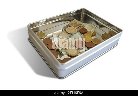 Monete in euro di riserva su una scatola di latta isolata in bianco sfondo Foto Stock