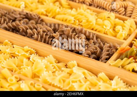 Vari tipi di pasta italiana nella scatola di legno. Foto Stock