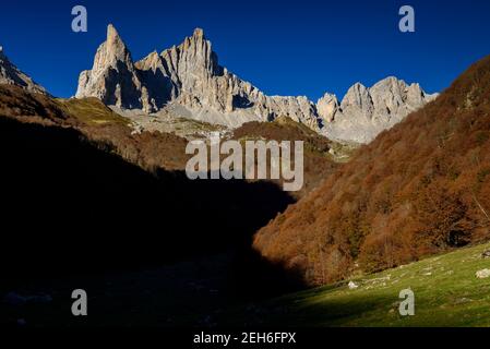 Alba autunnale ad Aiguilles d'Ansàbere nel Cirque de Lescun (Valle d'Aspe, Pirenei Atlantici, Francia) Foto Stock