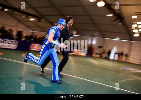 First Lady Michelle Obama corre in una gara come lei promuove il movimento Let's Move! Programma, durante un evento con bambini locali e la Fondazione di Calcio degli Stati Uniti, al City Center di Washington, D.C., 5 marzo 2010. Foto Stock