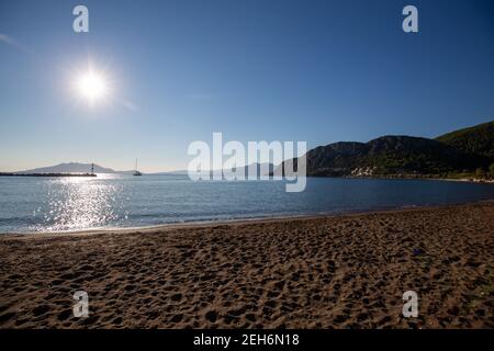Bella vista di una riva sullo sfondo delle colline e cielo blu in una giornata di sole Foto Stock