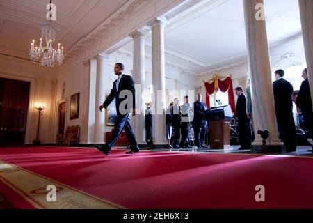Il presidente Barack Obama si allontana dal podio dopo aver fatto una dichiarazione sull'industria automobilistica americana nella Cross Hall, Grand Foyer della Casa Bianca, 30 marzo 2009. Foto Stock