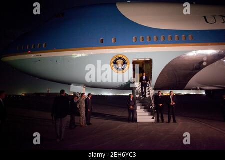 Il presidente Barack Obama arriva a Barram Air Field in Afghanistan, 28 marzo 2010. È stato incontrato dall'ambasciatore degli Stati Uniti Karl Eikenberry e dal Gen. Stanley McChrystal, entrambi a sinistra. Foto Stock