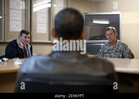 Il presidente Barack Obama incontra l'ambasciatore degli Stati Uniti Karl Eikenberry, a sinistra, e il generale Stanley McChrystal presso il campo aereo di Bagram in Afghanistan, il 28 marzo 2010. Foto Stock