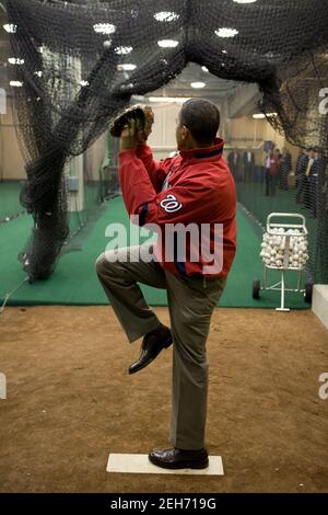 Il presidente Barack Obama si riscalda prima di buttare fuori il primo campo cerimoniale il giorno di apertura della stagione di baseball al Nationals Park a Washington, D.C., 5 aprile 2010. Foto Stock