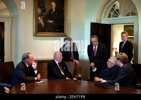 L'ex Segretario di Stato Henry Kissinger parla con, da sinistra, Sam Nunn, co-presidente e amministratore delegato della Nuclear Threat Initiative (NTI), l'ex Segretario di Stato George Shultz, Gary Samore, direttore senior per la non proliferazione, il controllo delle armi e il coordinatore della WMD, l'ex Segretario della Difesa William Perry, il personale della NSC Matt Spence, E Mike McFaul, direttore senior per gli affari russi e dell'Asia centrale, si è seduto a destra, nella stanza del gabinetto della Casa Bianca, prima di incontrare il presidente Barack Obama, 6 maggio 2010. Foto Stock
