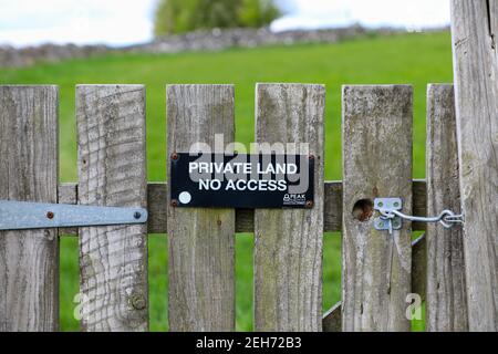 Un cartello su un cancello di legno che dice 'terreno privato, nessun accesso' fornito dal Peak District National Park, Sheldon, Derbyshire, Inghilterra, Regno Unito Foto Stock