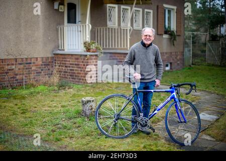 Heyrothsberge, Germania. 22 gennaio 2021. Gustav-Adolf 'Täve' Schur è in piedi nel giardino di fronte alla sua casa con la sua moto da corsa con 'Täve' scritto sulla cornice. La moto gli fu data dal figlio per il suo compleanno. Ora la leggenda ciclistica 'Täve' Schur avrà 90 anni il 23 febbraio. Credit: Klaus-Dietmar Gabbert/dpa-Zentralbild/ZB/dpa/Alamy Live News Foto Stock