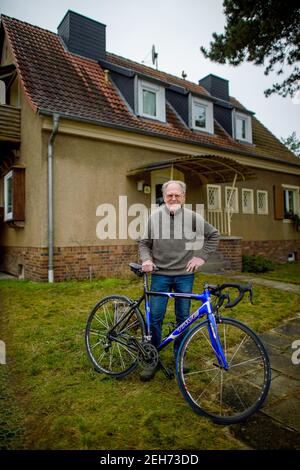 Heyrothsberge, Germania. 22 gennaio 2021. Gustav-Adolf 'Täve' Schur è in piedi nel giardino di fronte alla sua casa con la sua moto da corsa con 'Täve' scritto sulla cornice. La moto gli fu data dal figlio per il suo compleanno. Ora la leggenda ciclistica 'Täve' Schur avrà 90 anni il 23 febbraio. Credit: Klaus-Dietmar Gabbert/dpa-Zentralbild/ZB/dpa/Alamy Live News Foto Stock