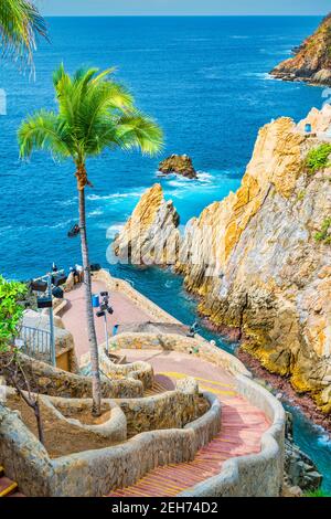 La Quebrada è una delle più famose attrazioni turistiche di Acapulco, Guerrero, Messico. I subacquei intrattengono i turisti salendo dalla scogliera. Foto Stock