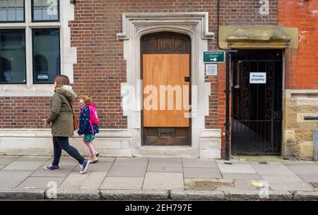 Eton, Windsor, Berkshire, Regno Unito. 19 febbraio 2021. La Barclays Bank di Eton è stata chiusa, il che significa che non ci sono banche rimaste in Eton High Street. Eton è stato tranquillo oggi come molte persone continuano a lavorare da casa e rimanere al chiuso durante il terzo Covid-19 Coronavirus blocco. Boris Johnson annuncerà lunedì 22 febbraio un percorso fuori dal blocco Covid-19. Credit: Maureen McLean/Alamy Live News Foto Stock