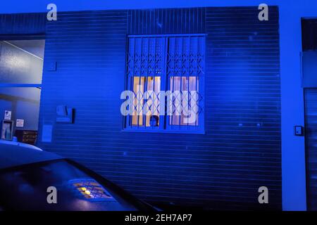 Milano, Italia. 19 Feb 2021. 2/19/2021 - Milano Ottobre 2020, un bambino illuminato dalla luce di un'ambulanza solo per uso Editoriale (Foto di IPA/Sipa USA) Credit: Sipa USA/Alamy Live News Foto Stock