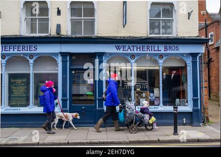 Eton, Windsor, Berkshire, Regno Unito. 19 febbraio 2021. I sarti di Weatherhill Bros a Eton High Street aspettano una data per la riapertura una volta che le restrizioni di blocco Covid-19 sono state revocate. Eton è stato tranquillo oggi come molte persone continuano a lavorare da casa e rimanere al chiuso durante il terzo Covid-19 Coronavirus blocco. Boris Johnson annuncerà lunedì 22 febbraio un percorso fuori dal blocco Covid-19. Credit: Maureen McLean/Alamy Live News Foto Stock