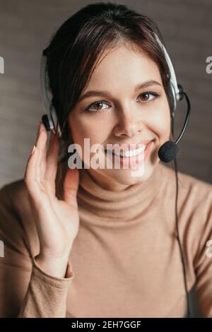 Primo piano dell'operatore del call center con le cuffie Foto Stock