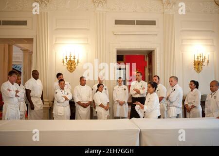 White House Executive Chef Cris Comerford, primo piano, briefing staff sui preparativi per la cena di Stato in onore del Messico, nella Sala da pranzo di Stato della Casa Bianca, 19 maggio 2010. Foto Stock