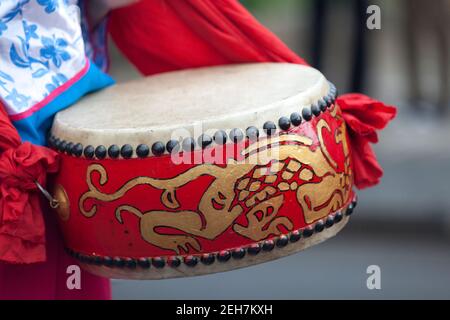 Saint Denis, Reunion Island - 07 2015 agosto: Musicista che suona con un tamburo leone durante il Guan di Festival. Foto Stock