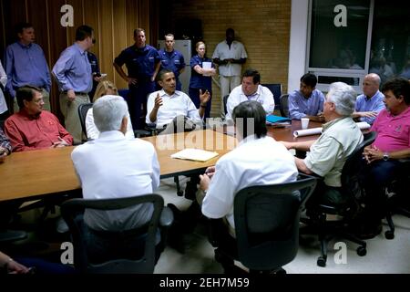 Il presidente Barack Obama incontra funzionari locali, statali e federali durante un briefing sulla fuoriuscita di petrolio dalla BP presso la stazione della Guardia Costiera degli Stati Uniti a Grand Isle, la., 28 maggio 2010. Foto Stock