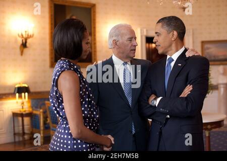 Il presidente Barack Obama, il vice presidente Joe Biden e la prima signora Michelle Obama parlano nella stanza blu della Casa Bianca prima di ospitare una ricezione in onore del mese ebraico del patrimonio americano, 27 maggio 2010. Foto Stock